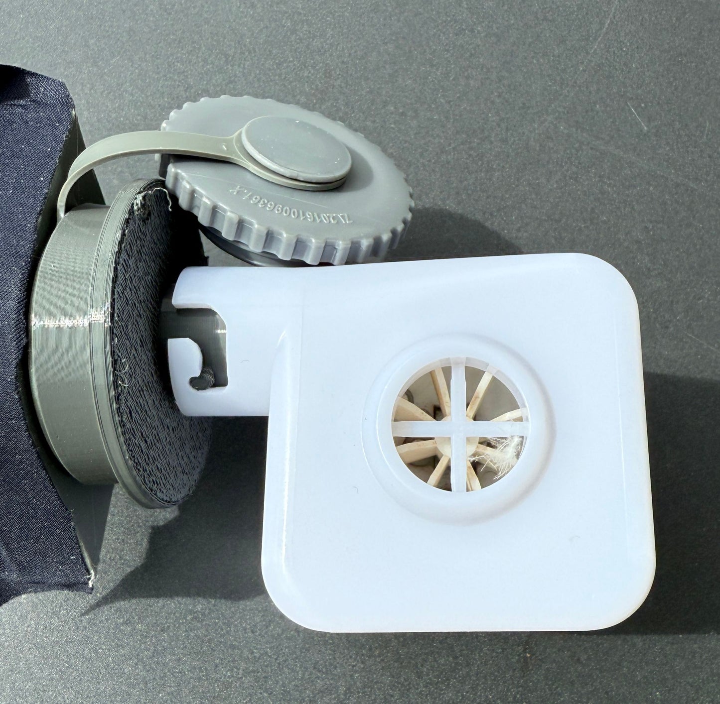 3D-Druckfile zum Gratis Runterladen: Adapter zum Aufblasen an grossen Ventilen mit 42mm Durchmesser angesteckt an EXPED Pumpen mit Karabinergewinde